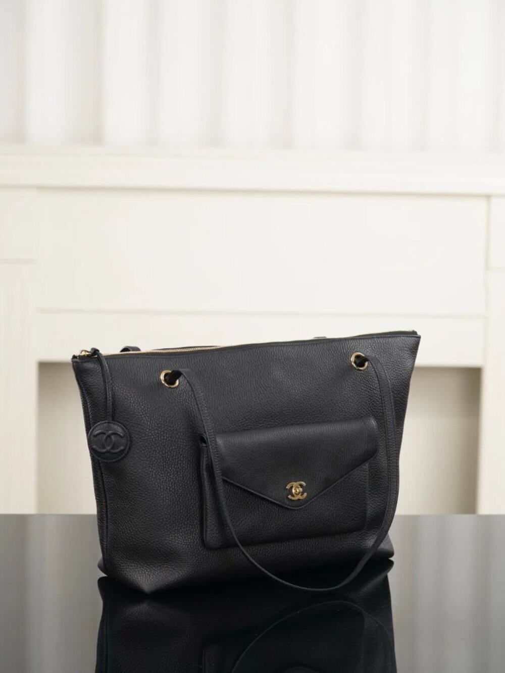 Classic CHANEL Bags: A Stylish and Versatile Choice for Elegance - Picture 5 of 6